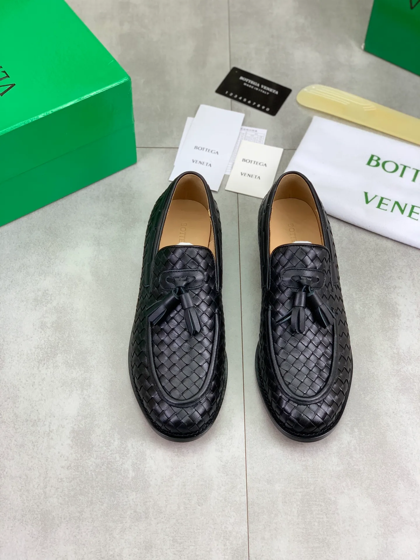 Factory price P860💰Top quality (genuine leather outsole series)💎💎💎 BOTTEGA VENETA official website synchronizes the latest model, top version of the highest version of BV business leather shoes in the market, accept material comparison, shoe type comparison, process comparison, practical and textured, versatile and suitable for any occasion, the more you look at it, the more flavorful it becomes. Pure hand-woven craftsmanship - upper material, imported original hand-woven calfskin - high-quality water-dyed cowhide inside - original private model customized handmade leather outsole -Size: female 35-39 (34 40 customized) male 39-44 (38 45 customized) Comes with original BV green box, complete packaging.